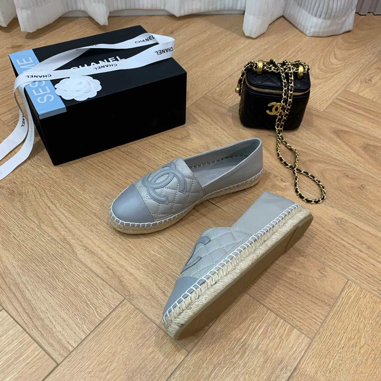 👟👟Ex-factory price 480👟👟 👑New colors are coming ✌️The new version of Chanel fisherman shoes is coming❗️Delivered in a complete set of top-notch packaging. The quality of my fisherman shoes has not been introduced much, everyone who has tried it knows it! The original customized upper, and my outsole is the original translucent outsole, the opaque outsole is the wrong version, full set of authentic packaging ❗️ size: 35-40, running price